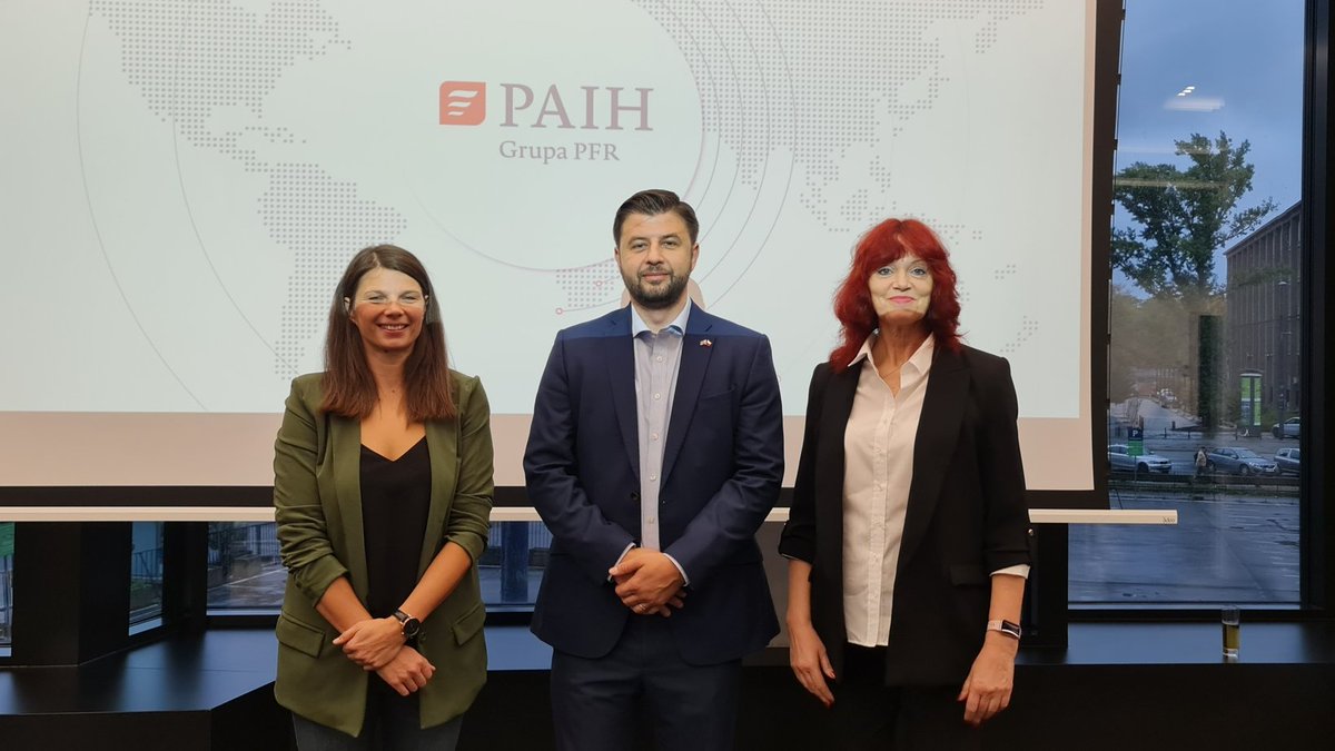 PAIH_London's tweet photo. Zespół ZBH Londyn melduje się na posterunku #PAIH_pl #PAIHForumBiznesu #VarsoPlace https://t.co/6Sr6HfdMdP