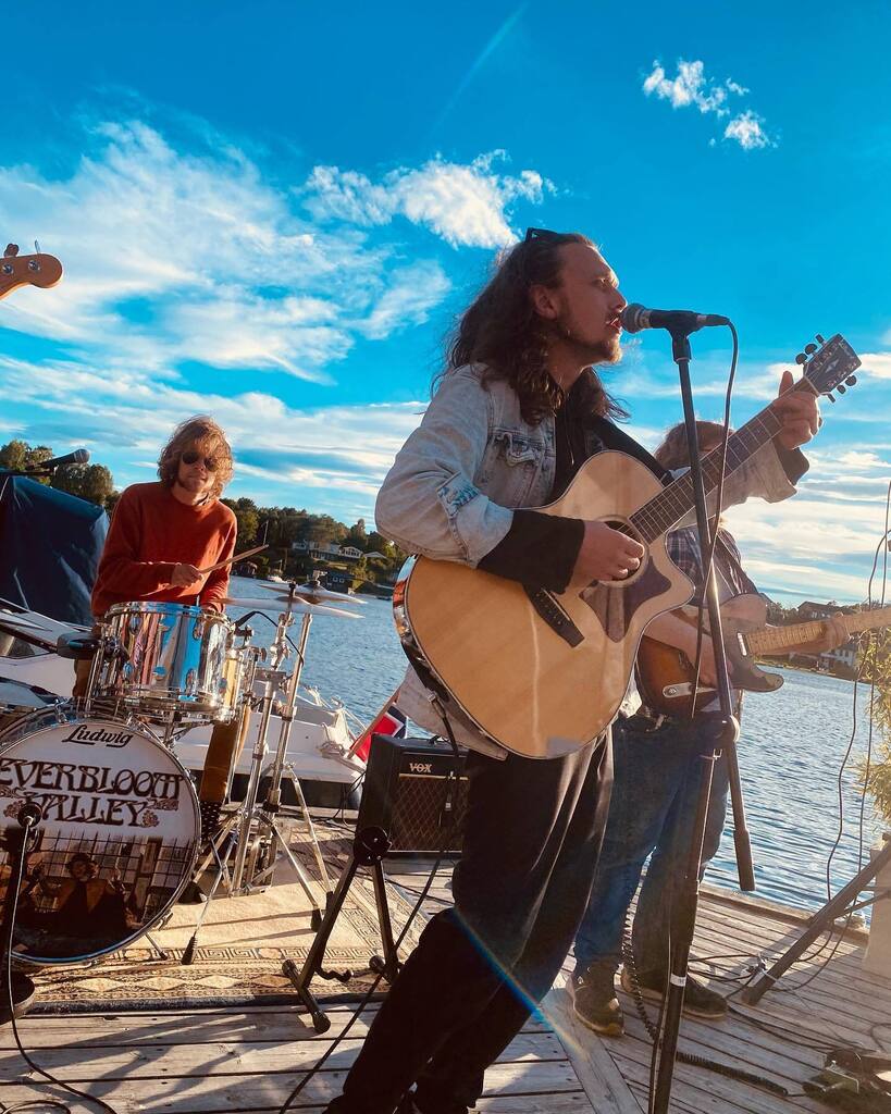 SimonMoholt's tweet photo. Fra Pilgrim, Everbloom Valley og Cult Kaos Sørlands-sommerturnè, 11 dager med spilling, sol og flotte folk! ☀️👑 blir bare større og bedre herifra, men virkelig en drøm i oppfyllelse ✨ takk til alle de vakre spillestedene, ses neste år 🙌🏼 
•
•
•
#cultkaos #simonmoholt #ev… https://t.co/opWVmUZBC8