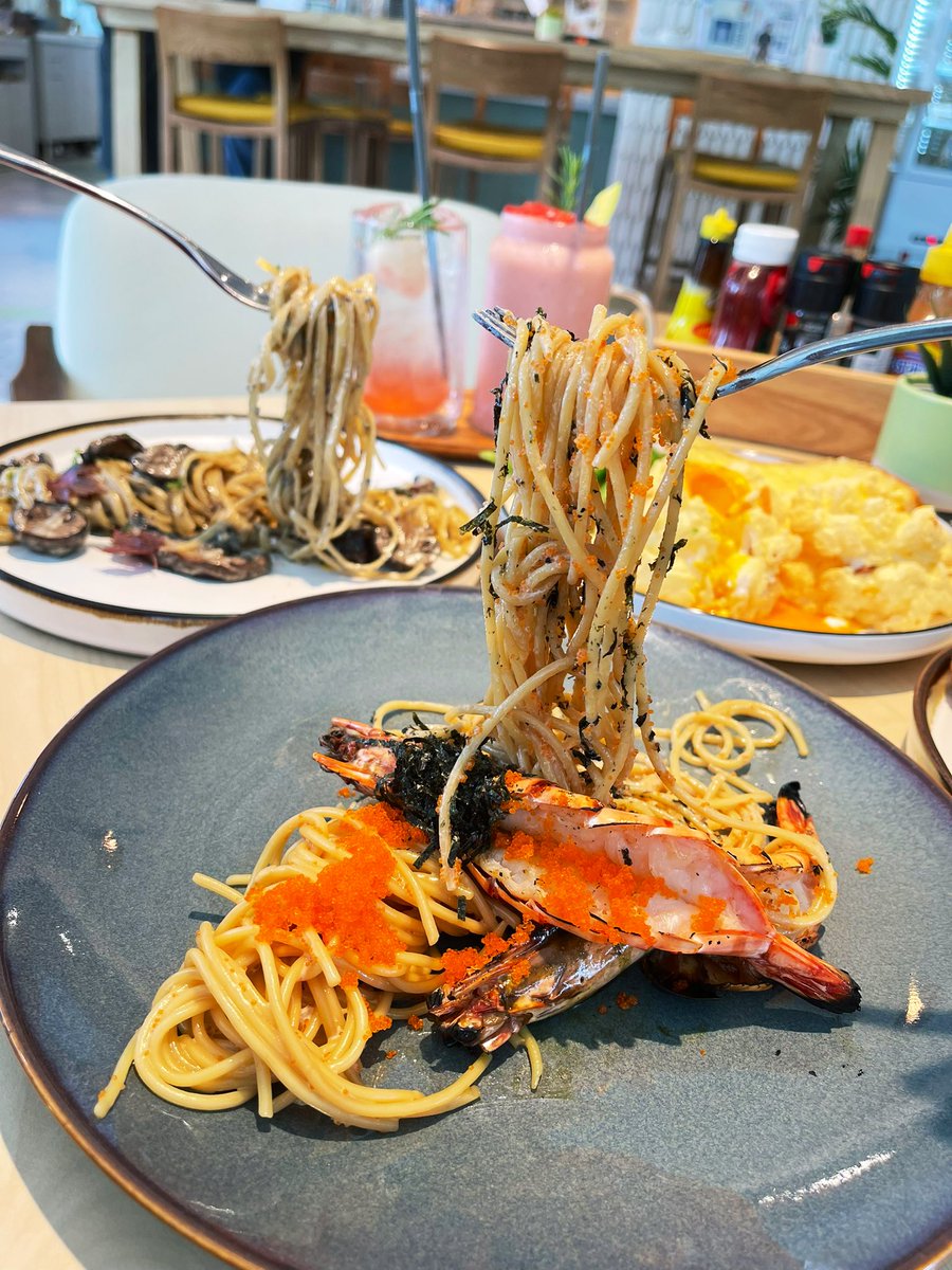 eatwithpanida's tweet photo. นี่เพิ่งไปลองร้าน Brunch ที่อบอุ่นมาก ฟีลลิ่งแบบนั่งชิลกินกะเพื่อน เม้ามอยนู้นนี้ แถมที่ร้านเป็น Pet Friendly นุ้งหมานุ้งแมวน่ารักๆเต็มเลย พาสต้ากุ้งลายเสือดีงามมาก พาสต้าทรัฟเฟิลก็มีด้วยนะ อย่าลืมสั่งน้องไข่ก้อนเมฆ น้องมาแบบฟูนุ่มมากๆ 🎯 Brunch Paradiso @aroii #อร่อยไปแดก https://t.co/GPDy662wAG