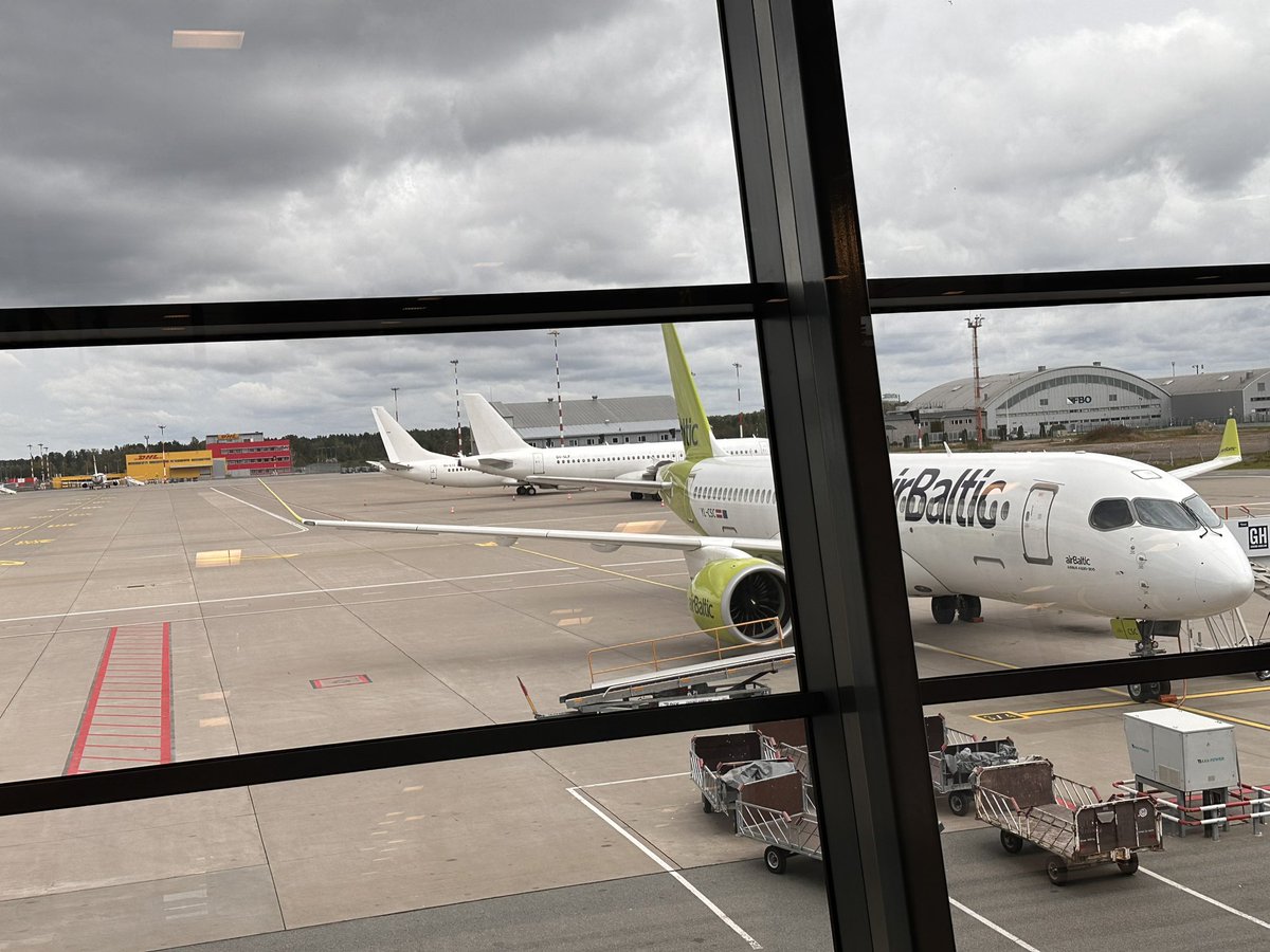 Hacci64's tweet photo. 奥に真っ白飛行機✈️
窓があるから旅客用かな、どこのエアラインのだろう。
#真っ白飛行機 #rigaairport https://t.co/qaSZ5EUgEy