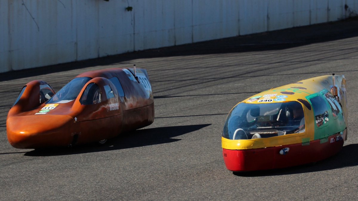 nithcautoengine's tweet image. 先日開催されたHondaエコマイレッジチャレンジ2022にて、本校のNP号IVがグループIII優勝を果たしました！
久々の大会でしたが、無事に完走して記録を残せたことが嬉しいです
先生方にOBの先輩方、そしてスタッフやライバルの皆さん、ありがとうございました！
#エコラン　#エコマイレッジチャレンジ