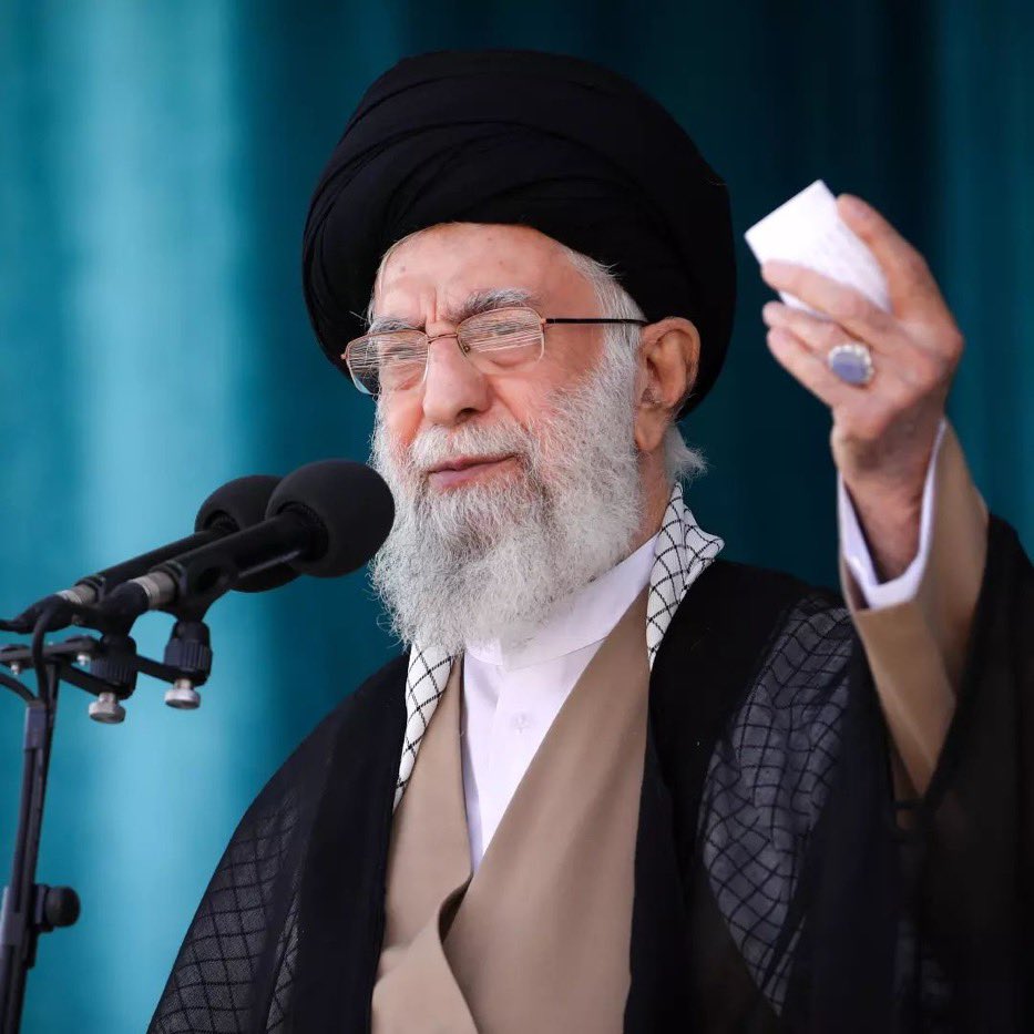 sarahosseiniza's tweet photo. اصلا هیچکی دقت کرد آقا امروز بدون ماسک اومدن؟ 

#لبیک_یا_خامنه_ای https://t.co/YboGkTqUAT