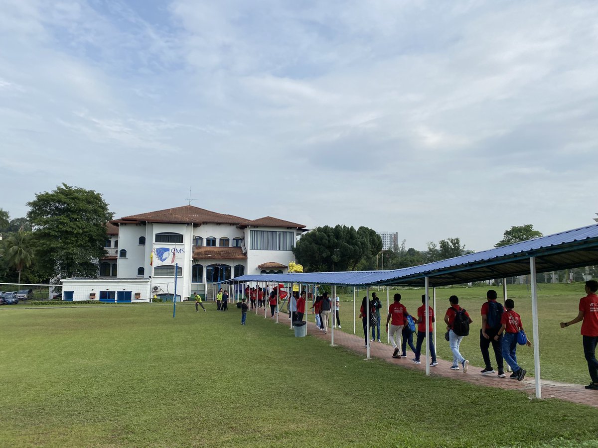 neyharica's tweet photo. we visited a private school, Global Modern International school. We headed straight to the library of the school and assembled for various activities. We shared our experience about school in India and Malaysia. #audaciousdreamfoundation #GUSD https://t.co/Vao0UDbGlf