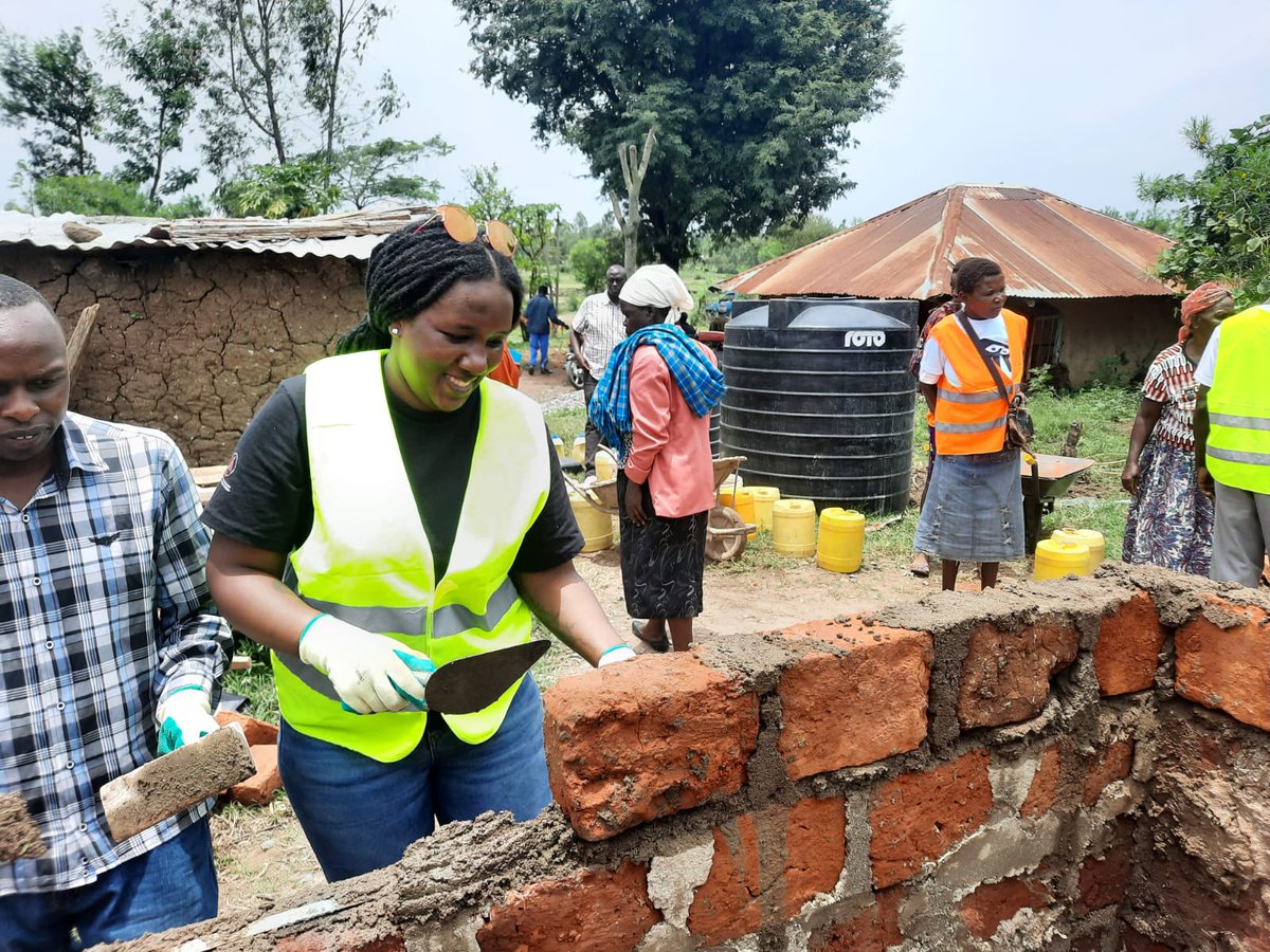 Arch_KE's tweet photo. AAK participating in the @hfh_kenya build event in celebration of #WorldArchitectureDay, #WorldHabitatDay2022 and #CustomerServiceWeek2022, giving back to the community.
#MindTheGap
#NoOneLeftBehind
#NoPlaceLeftBehind
#AAKKwaGround https://t.co/SkKIiXHJBQ