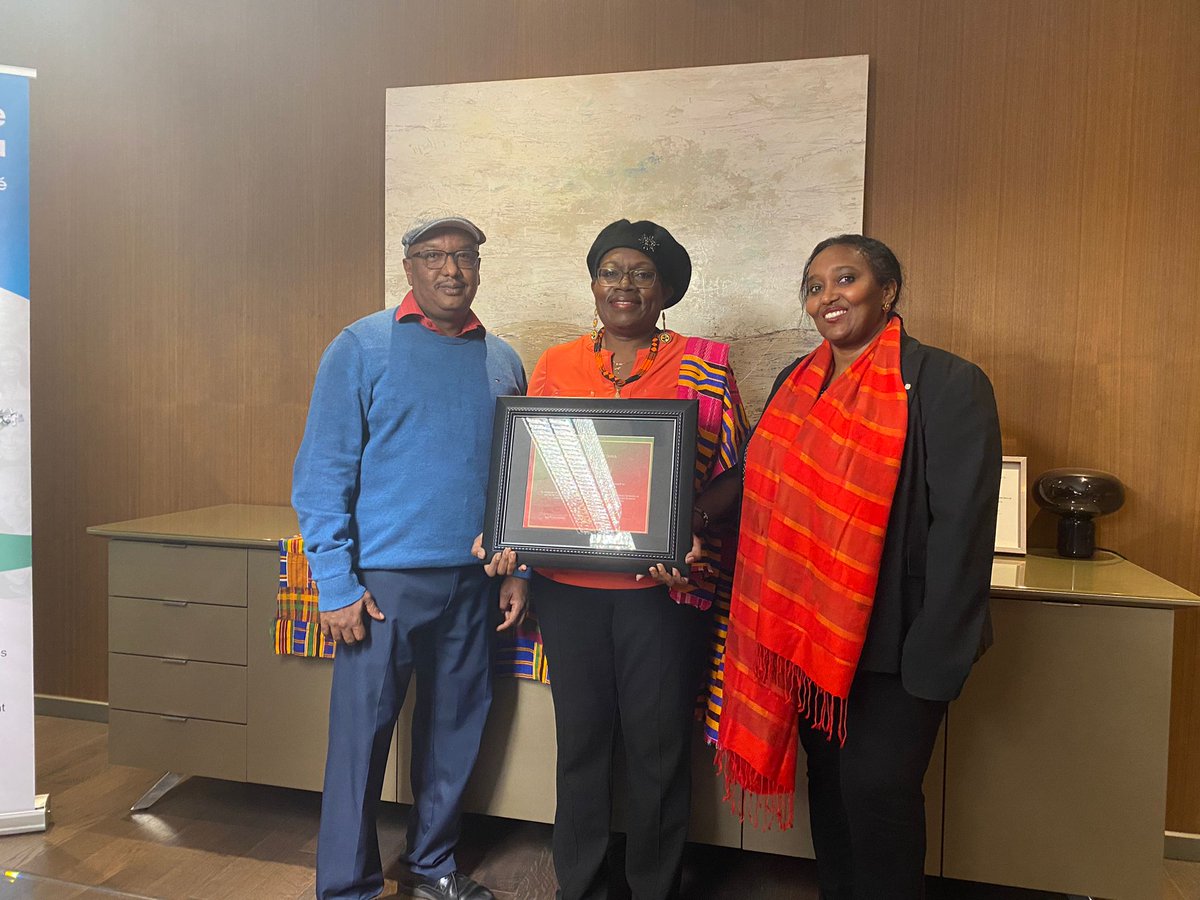 Thank you to Black History Ottawa for presenting me with the Community Builder Award for Youth Leadership (2021). So grateful to my parents who accepted the award on my behalf (look how pretty they are).