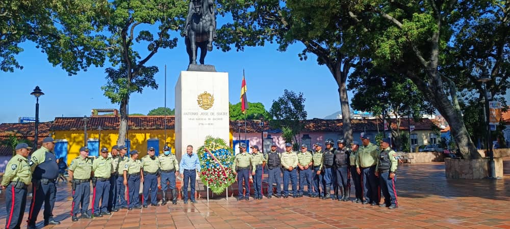 José Vicente Rangel A (@josevrangela) on Twitter photo Feliz 32 Aniversario a <a href="/PolisucreOficia/">Policía Municipal de Sucre / Miranda</a> Estamos orgullosos de ustedes. Mujeres y hombres que trabajan con gran compromiso para garantizar la seguridad a vecinos del Municipio. Hoy vinimos a la plaza Antonio José de Sucre #Petare para bello un acto conmemorativo. #RegresoAClases Feliz 32 Aniversario a <a href="/PolisucreOficia/">Policía Municipal de Sucre / Miranda</a> Estamos orgullosos de ustedes. Mujeres y hombres que trabajan con gran compromiso para garantizar la seguridad a vecinos del Municipio. Hoy vinimos a la plaza Antonio José de Sucre #Petare para bello un acto conmemorativo. #RegresoAClases