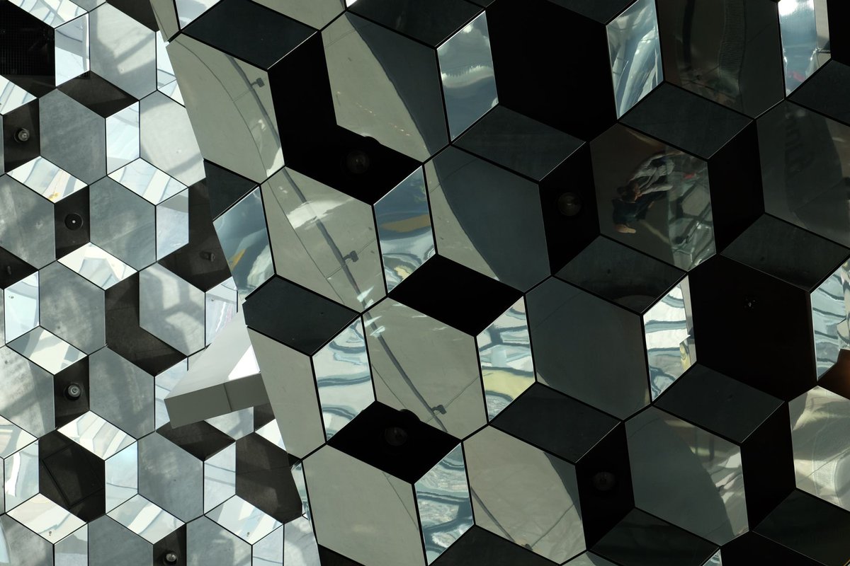 Concours photo "A travers" : les 3 photos qui ont obtenues le plus de suffrages du public !
🏆 My-ly vu : “Quand l’ombre se retire”
🏆Regard26 : “Verre de gris” 
🏆 Cest_a_vousqueje.parle : “Quelque chose de Vasarely”
#verre #cristal #IYOG <a href="/wipplay/">Wipplay</a>