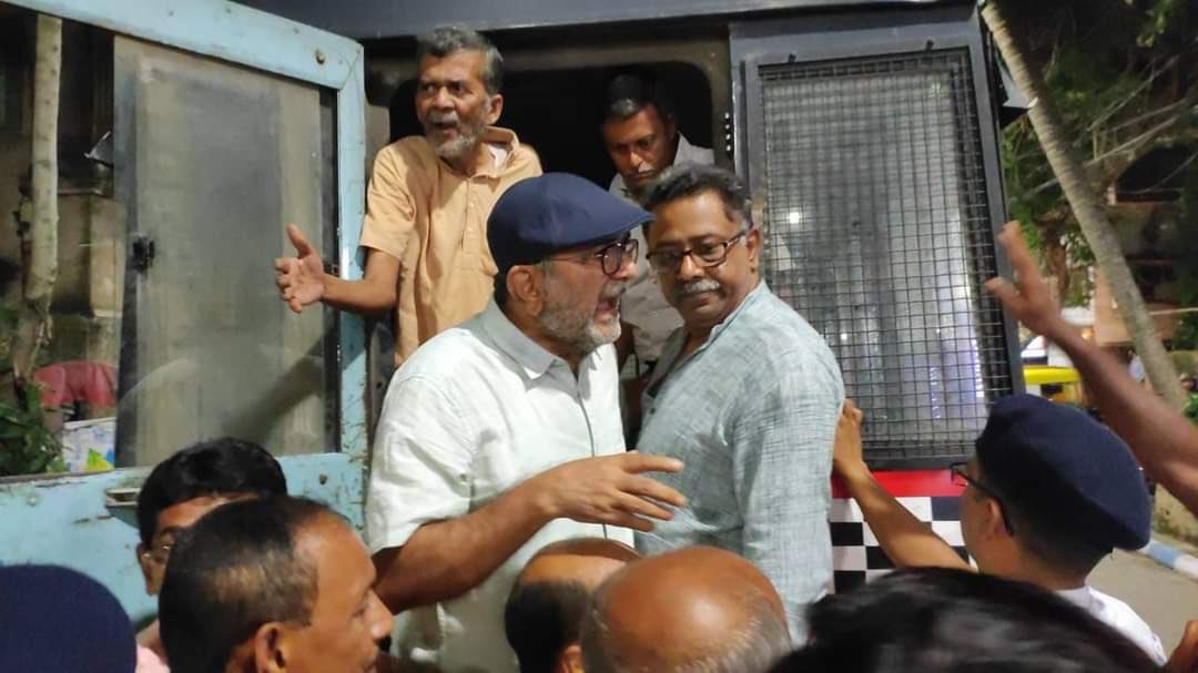 বুক স্টল ঘিরে সমস্যার সূত্রপাত। গ্রেপ্তার পরিচালক কমলেশ্বর মুখোপাধ্যায়