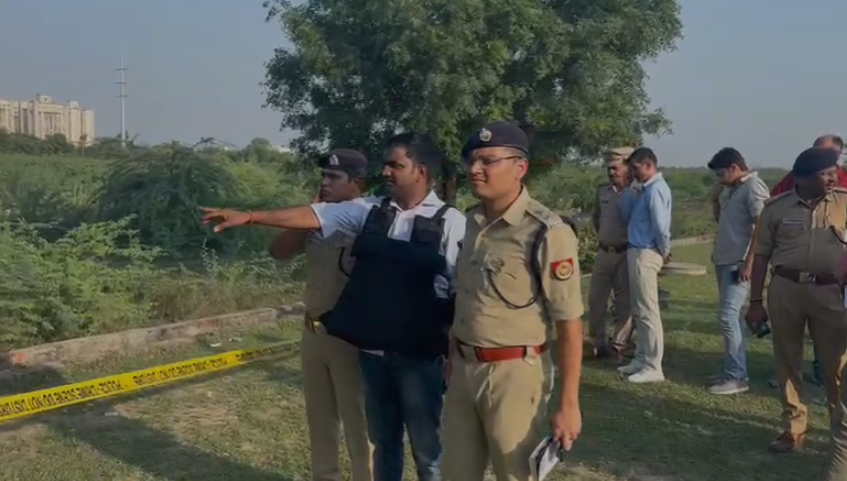 noidapolice's tweet photo. थाना इकोटेक-1 क्षेत्र से 11 साल के बच्चे को किडनेप कर ₹30 लाख की फिरौती मांगने वाले फरार वांछित बदमाशों से थाना बीटा-2 पुलिस की हुई मुठभेड में बदमाश शिवम को लगी गोली घायल/गिरफ्तार, दौराने उपचार चिकित्सक द्वारा मृत घोषित किया गया। कब्जे से ₹29 लाख, अवैध हथियार व बाइक बरामद। https://t.co/UCc0B96N6x