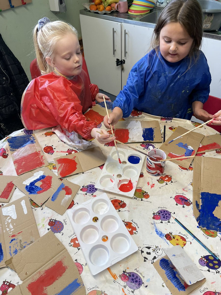 portmeadp's tweet photo. In Year 1 this afternoon we have been painting letters and building the Pont Neuf out of Lego bricks! 🇫🇷 #pmdpy1 #pmdpea #pmdpst https://t.co/YX68z9xLa8