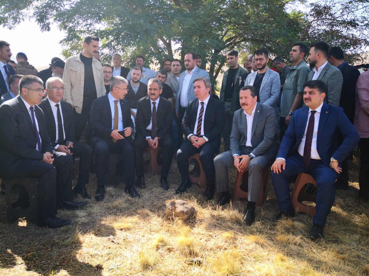EgitimBirSen's tweet photo. Milli Eğitim Bakan Yardımcısı Nazif Yılmaz'ın kıymetli annesini dar-ı bekaya yolcu ettik. 

Makamı ali, mekanı cennet olsun.

Sn. @yilmaznazif'a, ailesine ve tüm yakınlarına başsağlığı dileriz. https://t.co/O5MAXExek1