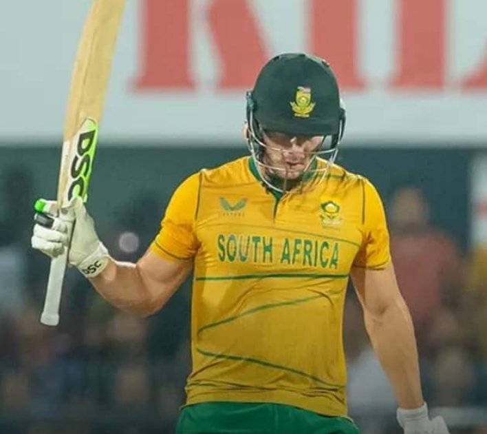 akif_Says's tweet photo. David Miller 106 on               Shan Masood 56
46balls, chasing 200+          on 43balls, target  
                                                 200+ but he 
                                                chasing his Fifty.
#PakvsEng2022 #INDvSA https://t.co/GZXwyKVwgD