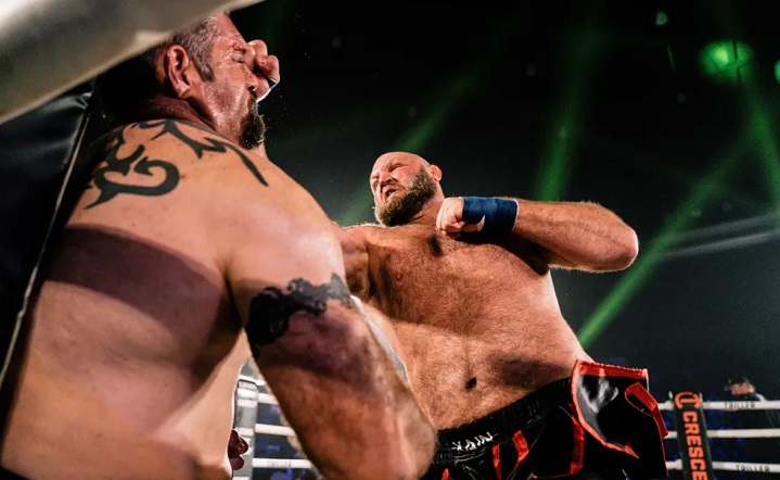 TATAMEMAGAZINE's tweet photo. Ex-lutador do UFC estreia no Boxe sem luvas com vitória ‘avassaladora’ em 19 segundos; ASSISTA! https://t.co/FoLMlypusi #UFC #BKFC30 https://t.co/ghzWBwtTG7