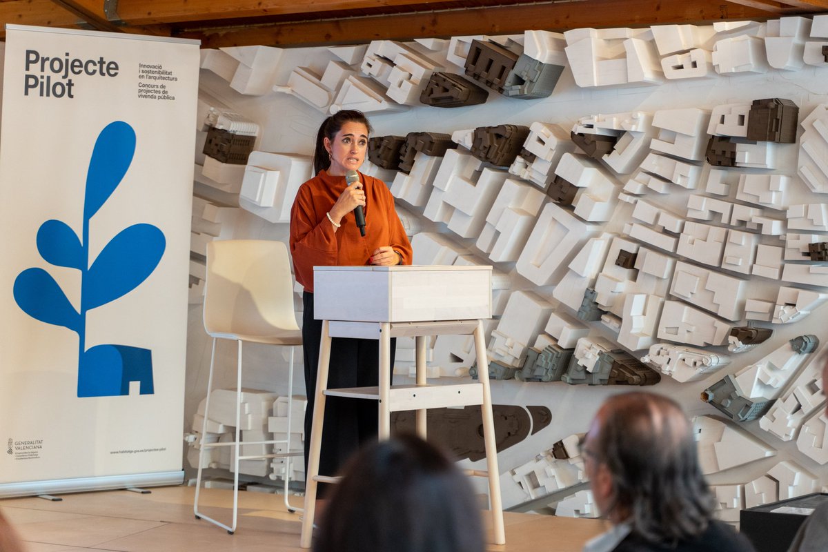 Hector_Illueca_'s tweet photo. Hui hem celebrat el #DiaMundialdelaArquitectura obrint les portes de l'exposició #ProjectesPilot per a la construcció d'habitatges públics innovadors al @ArquitectosCTAV. Una mostra que ens ajuda a entendre l'arquitectura com una forma de pensar la societat del futur. Seguim! https://t.co/Gjuwsvp08k