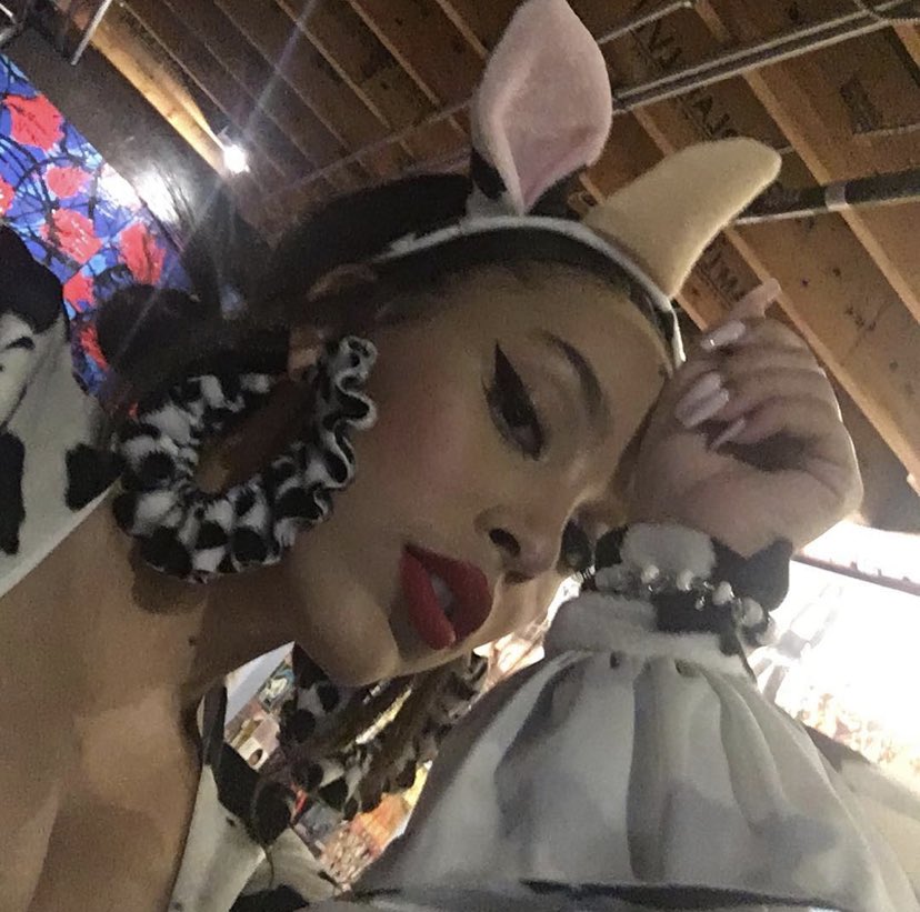 ThrowbackDoja's tweet photo. Doja Cat via Instagram 4 years ago today ‘ALL ACCESSORIES PROVIDED BY FANS’ (october 3rd 2018) https://t.co/GOjv6x4YJp