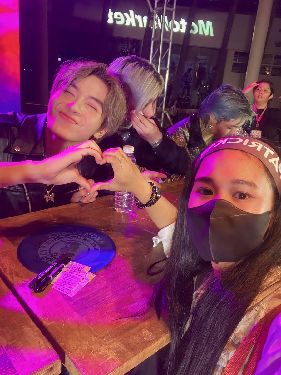 simp4ptrckloml's tweet photo. 5/5 
[M&amp;G with @vxonofficial]
I'm cryingg soo bad hiks 🥹 still on cloud 9 seeing you this close. during the M&amp;G I was gobsmacked like all I wanted to do was tell them how much I love and appreciate them tapos wala speechless and starstruck ang ferson so forda picture nalang 😭😭 https://t.co/8uFA1AHWfg