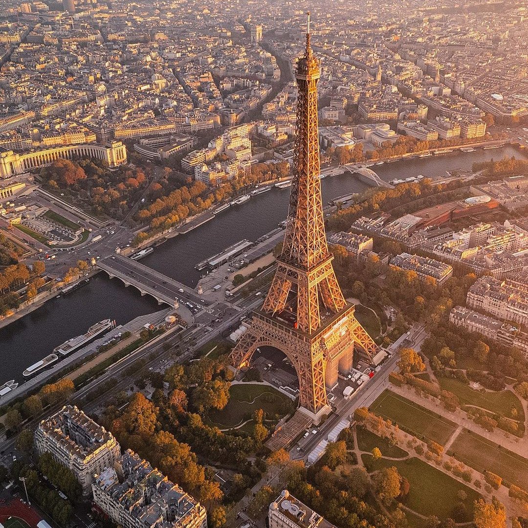#París, la ciudad del amor, tiene numerosos rincones preciosos. ¿Con quién te gustaría recorrerla? 🥰