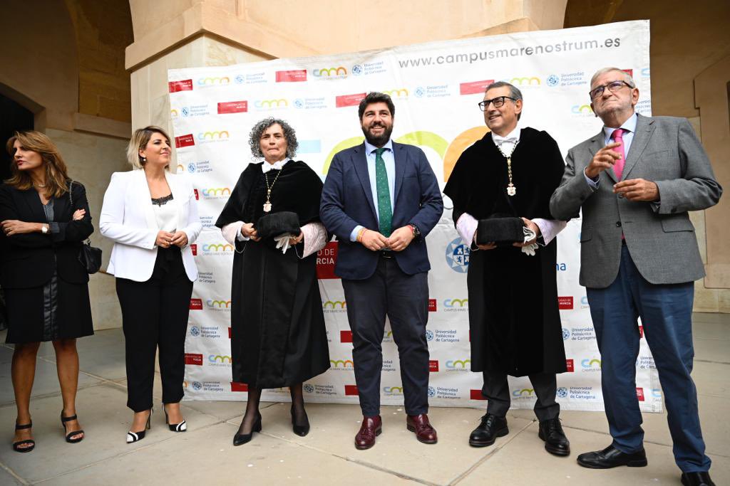 LopezMirasF's tweet photo. La #RegióndeMurcia tiene capacidad, talento y fortaleza para ser una potencia en muchos campos, y el papel de las universidades es esencial para afrontar ese futuro al que todos aspiramos.

@UMU @UPCTnoticias abren nuevo curso académico en el que seguiremos trabajando a su lado. https://t.co/aOLDACkBVO