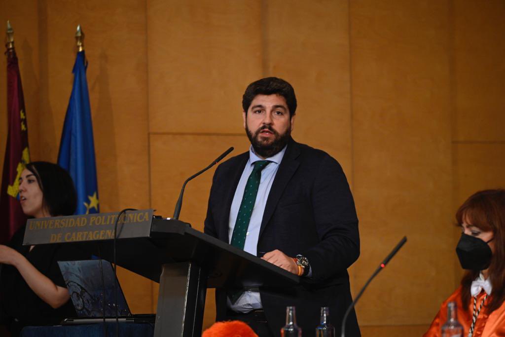 LopezMirasF's tweet photo. La #RegióndeMurcia tiene capacidad, talento y fortaleza para ser una potencia en muchos campos, y el papel de las universidades es esencial para afrontar ese futuro al que todos aspiramos.

@UMU @UPCTnoticias abren nuevo curso académico en el que seguiremos trabajando a su lado. https://t.co/aOLDACkBVO
