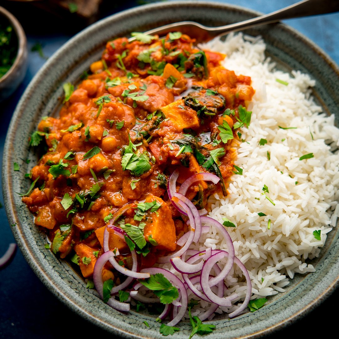 A lightly spiced, fragrant #curry with chickpeas, tender chunks of sweet potato & fresh spinach cooked in a creamy coconut curry sauce.
Ready in 35 minutes, this curry is easy to prepare & packed full of flavour.
⁠kitchensanctuary.com/chickpea-and-s…
#vegetariancurry #nationalcurryweek
