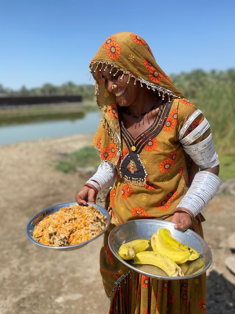 Using their kitchenware that was salvaged from the flooding, women who are head of their households in Sindh pick up daily WCK meals &amp; water to bring back to their families. Local organizations <a href="/SRSO_Official/">SRSO - Sindh Rural Support Organization</a> and @Rizq_Sharefood are helping us cook &amp; distribute! #ChefsForPakistan