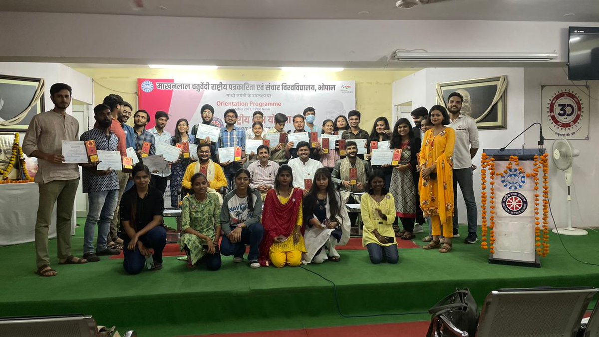 Nssmcu's tweet image. गांधी जयंती के उपलक्ष पर @mcu_bhopal में राष्ट्रीय सेवा योजना इकाई का उन्मुखीकरण कार्यक्रम का आयोजन हुआ। कार्यक्रम में सभी स्वयंसेवकों को समाज सेवा के लिए प्रेरित किया गया। साथ ही सर्टिफिकेट वितरण किए गए। 
@_NSSIndia @kg_suresh