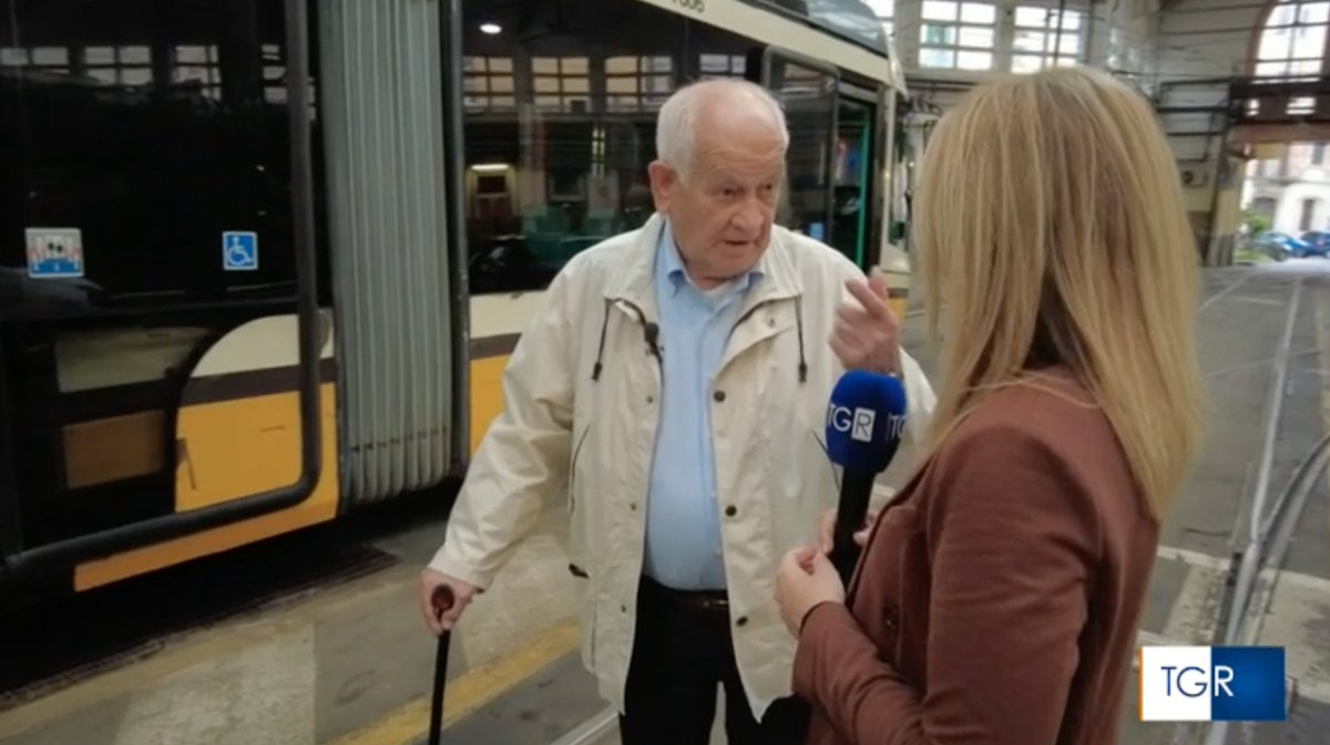 Per la festa dei nonni abbiamo organizzato con il nipote Alessandro una sorpresa speciale per il nonno Silvano, ex tranviere. @TgrRaiLombardia bit.ly/ATM_FestadeiNo…