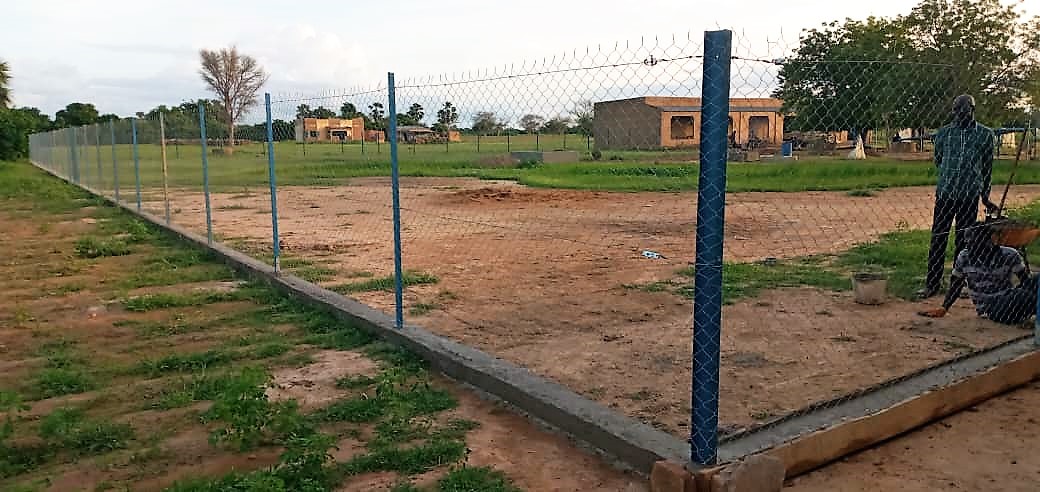 FAOMali's tweet photo. C'est la rentrée 🎒📚🖊️des classes au #Mali !
Dans certains zones du pays, nous construisons des jardins scolaires afin de permettre aux acteurs de l'#école de fournir aux élèves des repas 🍽️ à base d’aliments sûrs, nutritifs, diversifiés et produits localement. #Ségou #Nutrition https://t.co/cJfov3FPqb