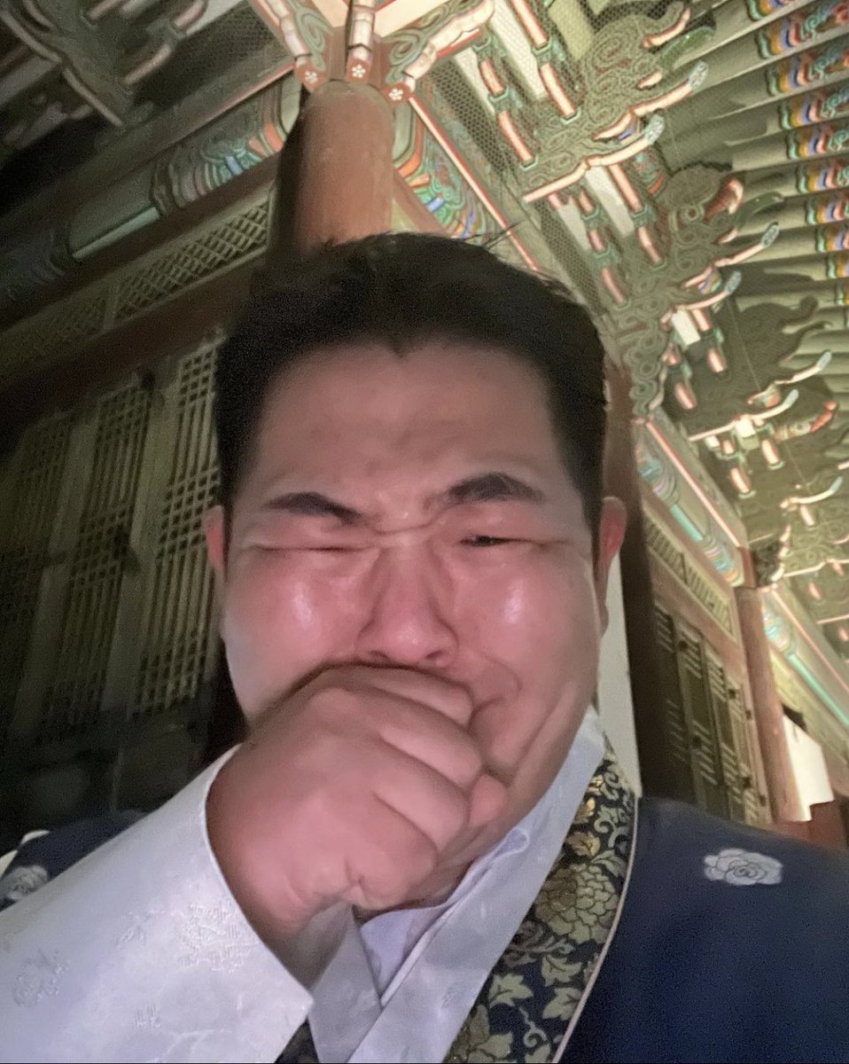 crazyinsb's tweet photo. @inevtb 투바투가 한자리에 모인걸 봤는데 뭔가 가슴이 너무 아리고 눈물이 났어 ㅠㅠ 난 뭐였을까? https://t.co/JMnzef10gv