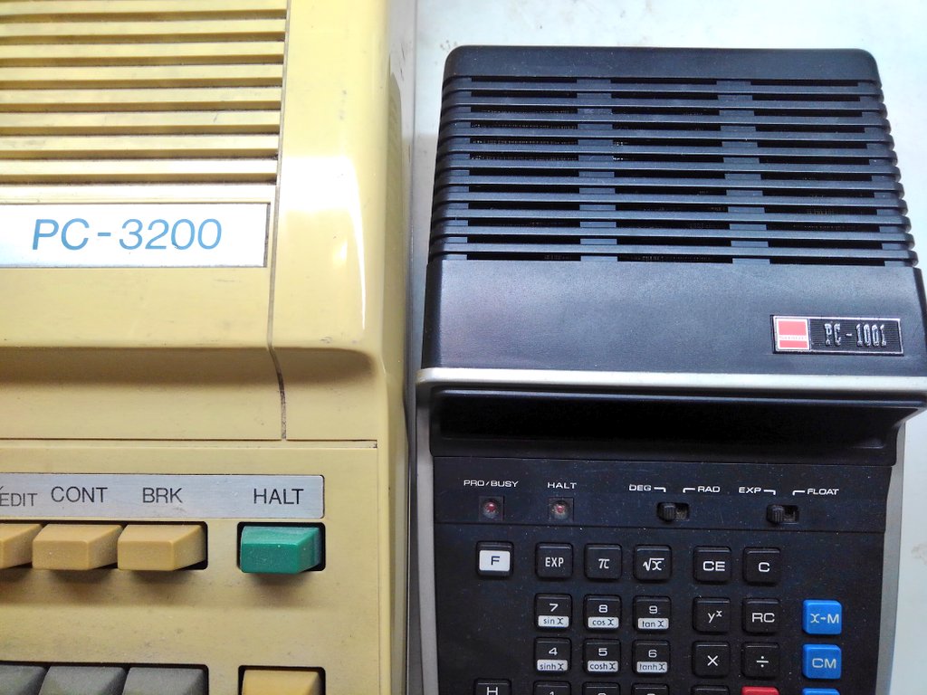 toshitada1973's tweet photo. PC-3200で遊びたいのはやまやまなのですが、電源ケーブルが無いのです。PC-1001も同じなのです。このコネクタ、何ていう規格なんでしょうか、どこで売っているのか、ご存じの方いらっしゃいませんか･･･。#PC3200S #PC1001 https://t.co/FMeVHwOG2m