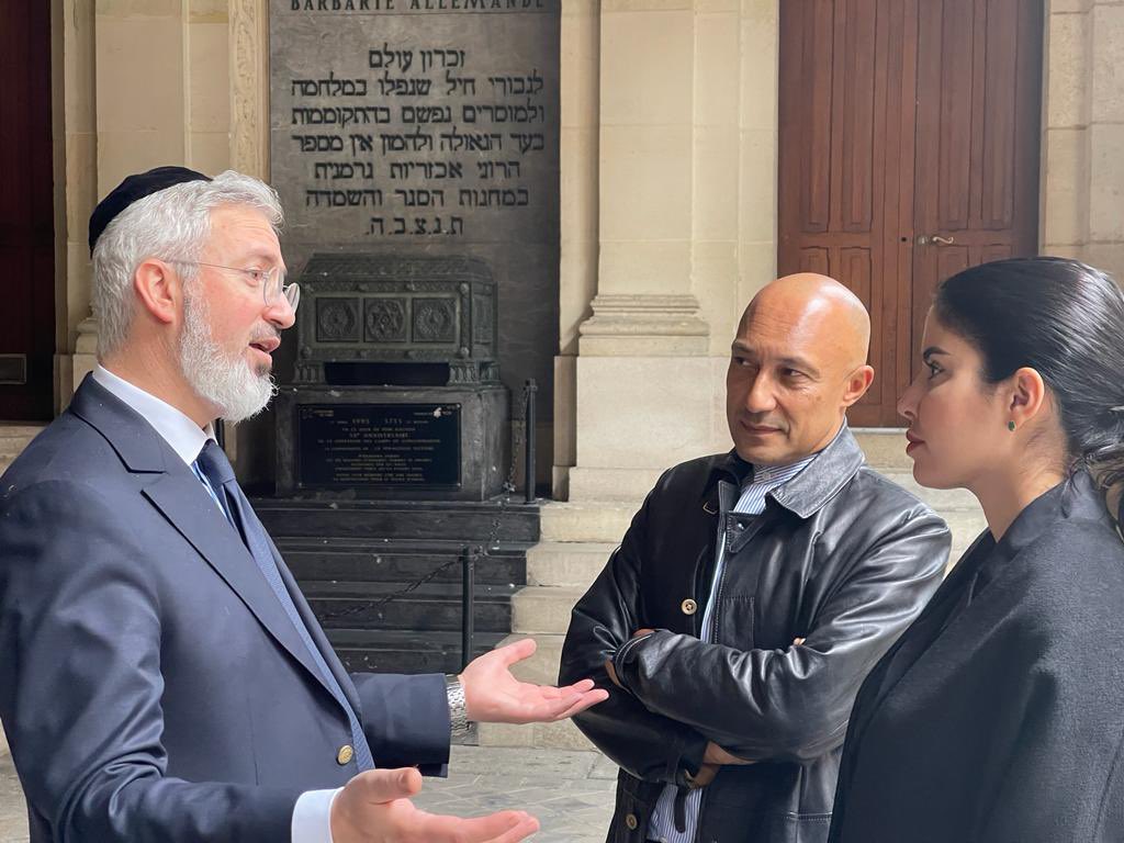 À l'approche de #YomKippour, je souhaite à la communauté juive française une journée sereine de recueillement et d'introspection. 
Merci <a href="/sebbag_moshe/">Moshe SEBBAG</a> et <a href="/ANgatcha9/">A.N</a> pour ce beau moment à la synagogue de la Victoire. 
צום קל וגמר חתימה טובה. 📖