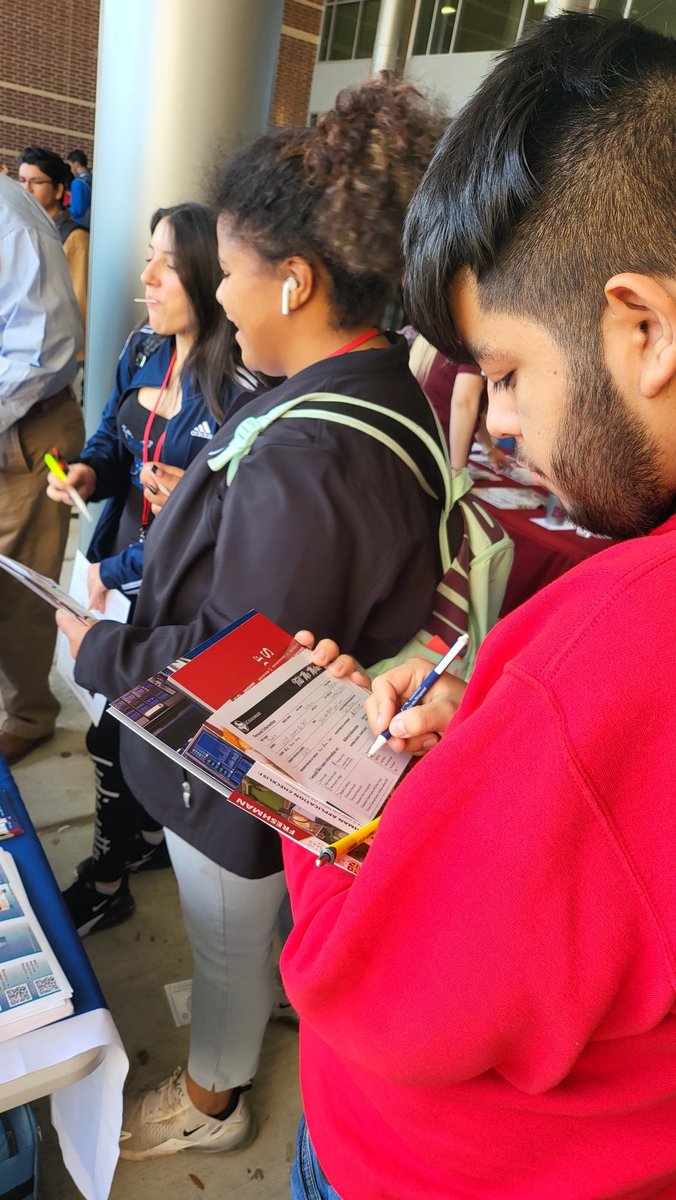 CHS_CISD's tweet photo. CHS College Fair is on fire today! @CHS_GearUp #committedtosuccess #theclevelandisdway https://t.co/C1kvrMmKyc
