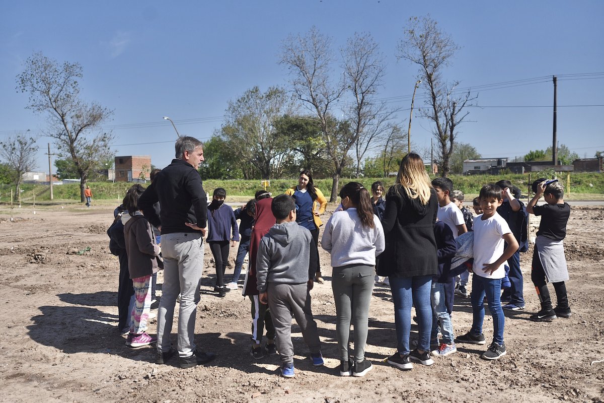 _SantaFeCapital's tweet photo. ¡Más árboles en el #ParqueGaray! 🌳
🙌 El intendente @emiliojaton acompañado por niños y niñas de tercer, cuarto y quinto grado de la escuela “Padre Osvaldo Catena”, plantaron 50 #árboles de distintas especies en un terreno recuperado del Parque.
ℹ https://t.co/abpy2XQI93 https://t.co/NyjuNxvqQM