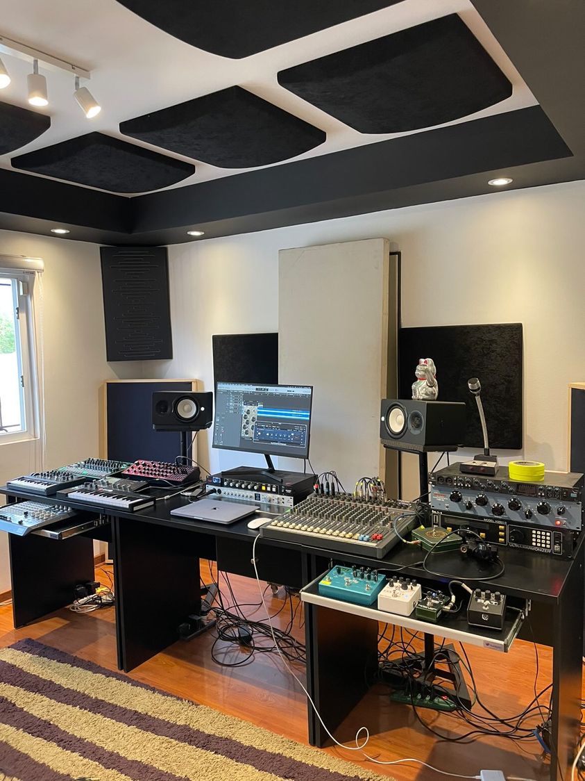 AntelopeAudio's tweet photo. What a setup! 🤤
📸: @isabelzu_
#antelopeaudio #audiointerface #discrete8 #discrete8synergycore #audiogear #audiophile #proaudio #recording #recordingstudio #audioproduction #audio #mastering #audioengineer #geargoals #musicstudio #musicianlifestyle #speakers #studiosetup https://t.co/fT2XyOqBOl