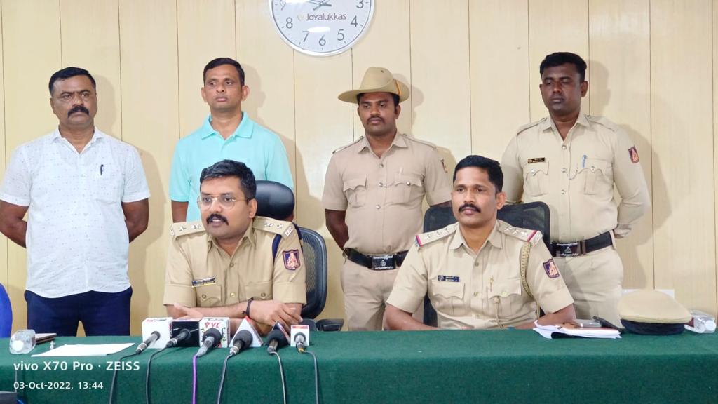 ShantigramaI's tweet photo. Arrested chain snatcher and recovered 6.5 lakh gold ornaments.. 
Psi Gorur and team did excellent job..@SPHassan2 @IGP_SR_Mysuru @addlsp_hassana @dysphassan @GorurStation https://t.co/FlLnoONjLZ