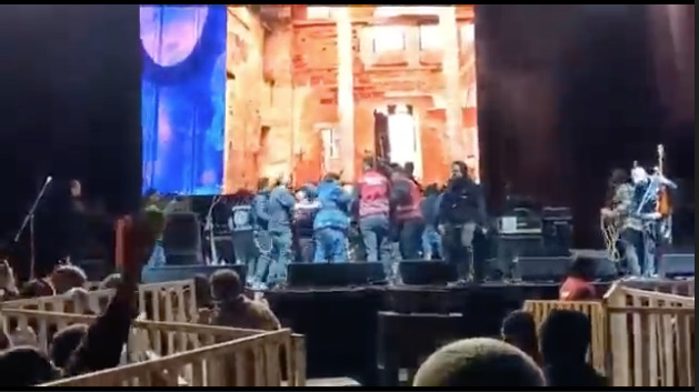 [Video] A combos se pelearon integrantes de banda Molotov y Los Miserables en show de Peñuelas miradiols.cl/2022/10/03/vid…