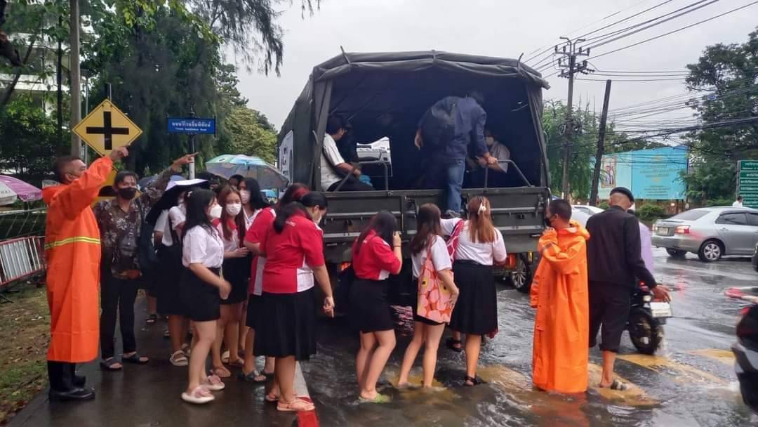 Shi_147's tweet photo. 💚กองทัพ​บก​ จัดยานพาหนะ พร้อมเจ้าหน้าที่อำนวยความสะดวก  ในการรับ-ส่ง ประชาชนที่ได้รับความ​เดือดร้อน​จากเหตุ​น้ำท่วม​ในพื้นที่ บริเวณ  ม.เกษตรฯ เขตบางเขน และ​ ซอยอุดมสุข​ ถ.สุขุมวิท​ #ทหารมีไว้ทำไม https://t.co/yvz46kOUDq
