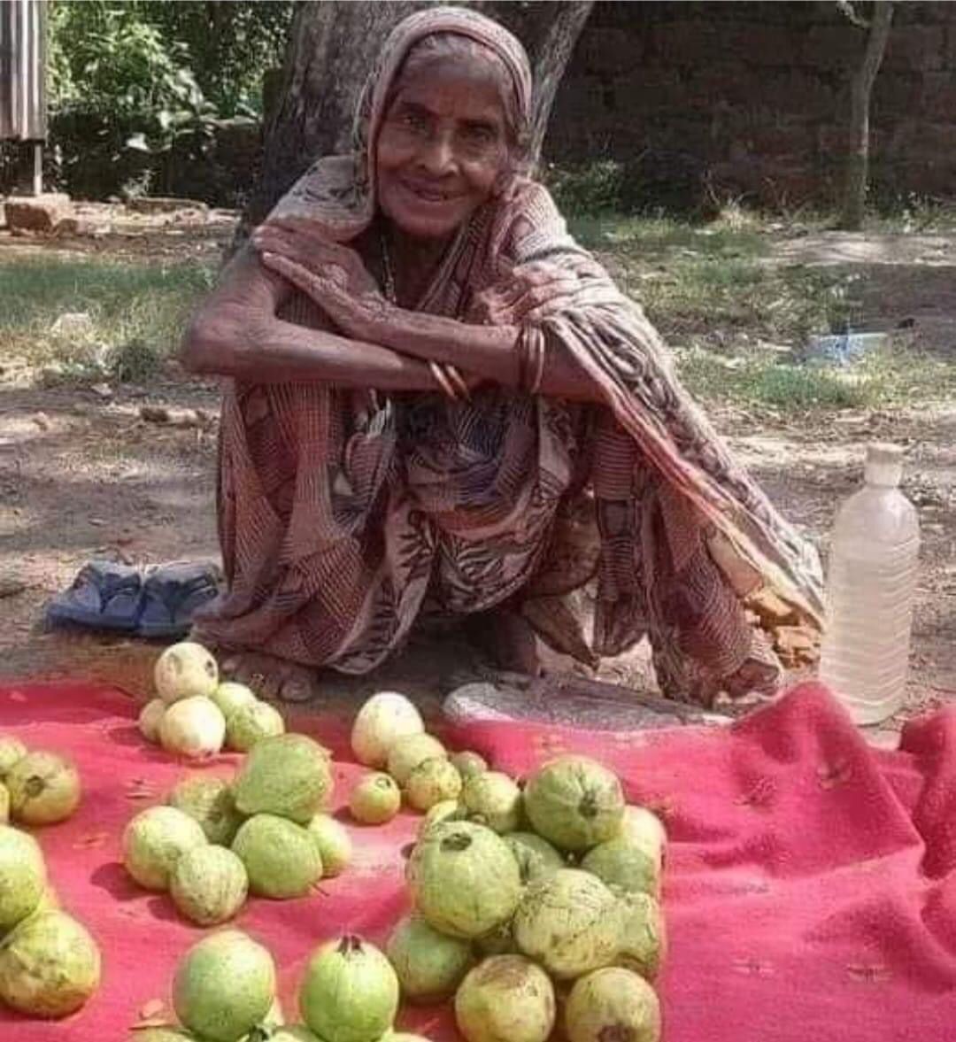 भूक उम्र नही देखती साहब वरना ये उम्र कमाने की नही होती है..!
रिटायरमेंट के बाद हमारा भी हाल ऐसा  न हो इस लिए हमे संघर्ष करना होगा। पुरानी पेंशन को हर हाल में वापस लाना होगा। 
@Vijaykbandhu  <a href="/imtechnonitin/">(NITIN MEHTA)</a> <a href="/bprawatNOPRUF/">B P Singh Rawat (NOPRUF)</a> <a href="/PMOIndia/">PMO India</a> 
<a href="/CMOGuj/">CMO Gujarat</a>  <a href="/GSTV_NEWS/">GSTV</a>  #onlyOPS