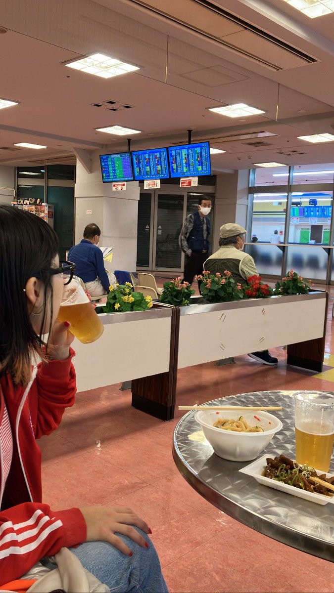 Q_Q_23's tweet photo. 今月の記念日はオシャレなカフェ行ってからの競艇デート🚤
場所の差激しすぎ、、
ほぼ食うて呑んでがメインやったけど楽しかった〜☺︎
しっかり2人とも負けました！
ギャンブルは向いてない🤔まぁその方がええか
いつも有り難うね〜☺︎ https://t.co/wASkII9tBK