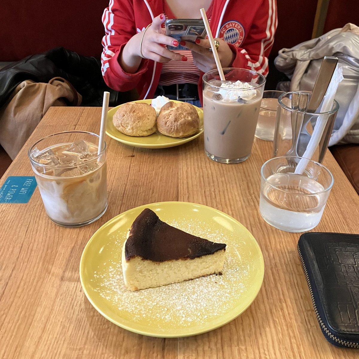 Q_Q_23's tweet photo. 今月の記念日はオシャレなカフェ行ってからの競艇デート🚤
場所の差激しすぎ、、
ほぼ食うて呑んでがメインやったけど楽しかった〜☺︎
しっかり2人とも負けました！
ギャンブルは向いてない🤔まぁその方がええか
いつも有り難うね〜☺︎ https://t.co/wASkII9tBK