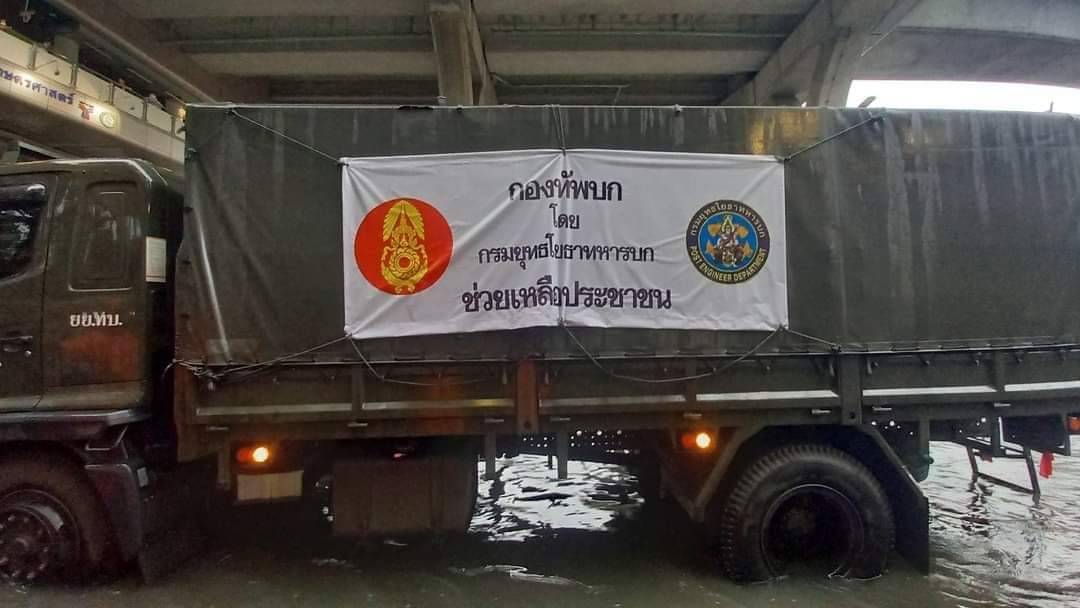 Shi_147's tweet photo. 💚กองทัพ​บก​ จัดยานพาหนะ พร้อมเจ้าหน้าที่อำนวยความสะดวก  ในการรับ-ส่ง ประชาชนที่ได้รับความ​เดือดร้อน​จากเหตุ​น้ำท่วม​ในพื้นที่ บริเวณ  ม.เกษตรฯ เขตบางเขน และ​ ซอยอุดมสุข​ ถ.สุขุมวิท​ #ทหารมีไว้ทำไม https://t.co/yvz46kOUDq