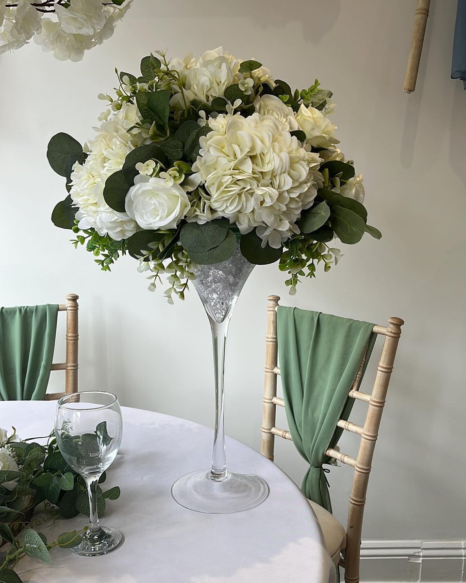 Making Centrepieces to show my lovely customers before their special day 🥂 

All Centrepiece are bespoke made 

#centerpieces #weddingideas #engangement #welshelegances #ivoryflowers