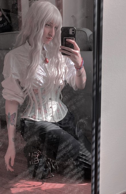 A small reminder I&rsquo;m Griffith Berserk 🖤⚔️#Griffith #berserk #berserkcosplay https://t.co/dBOUkxVnxE<a href="/tag/griffith"class="tags">#Griffith</a><a href="/tag/berserk"class="tags"><span>#berserk</span></a><a href="/tag/berserkcosplay"class="tags"><span>#berserkcosplay</span></a>