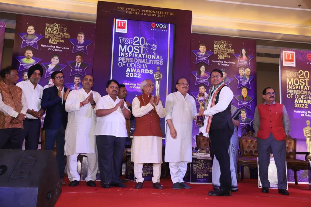 pradeepmirase's tweet photo. Received an award from the hands of #PadmaVibhushan Shri Sudarshan Sahoo in Forest &amp; Environment category. #Jnanapith awardee Ms Pratibha Ray, Shri PL Mohanty, President Odisha Cricket Assn were other guests.Thank you @interviewtimes2 
Back to work with improved zeal &amp; vigour. https://t.co/y9z0i29Vm7