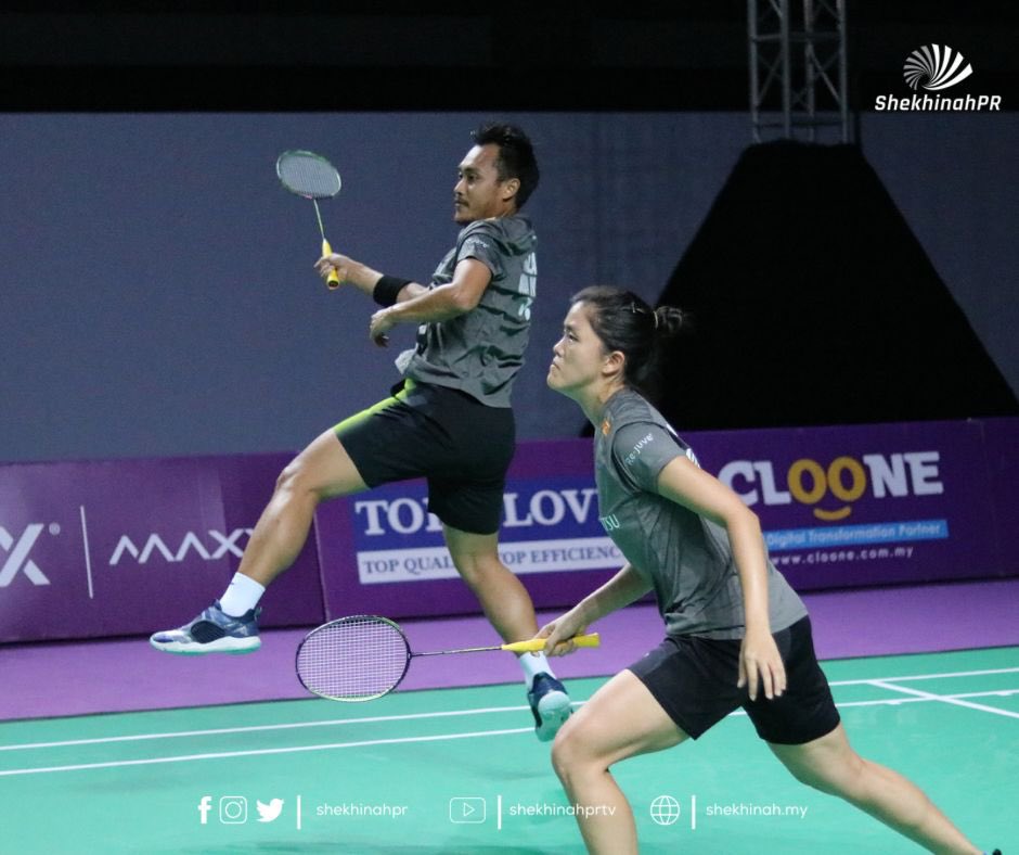 shekhinahpr's tweet photo. RESULTS: #SRPLP Group Stage (GROUP A)
Ampang Jaya BC 11-5 Chandra Wijaya IBC
#AJBC Goh Soon Huat-Shevon Lai vs #CWIBC Hafiz Faizal-Serena Kani
11-9 11-8 10-11 11-5
#SENHENGredONEPurpleLeague
#PurpleLeague
#BadmintonMalaysia
#ShekhinahPR
#HardworkBeatsTalent https://t.co/enhjaHj2Nu