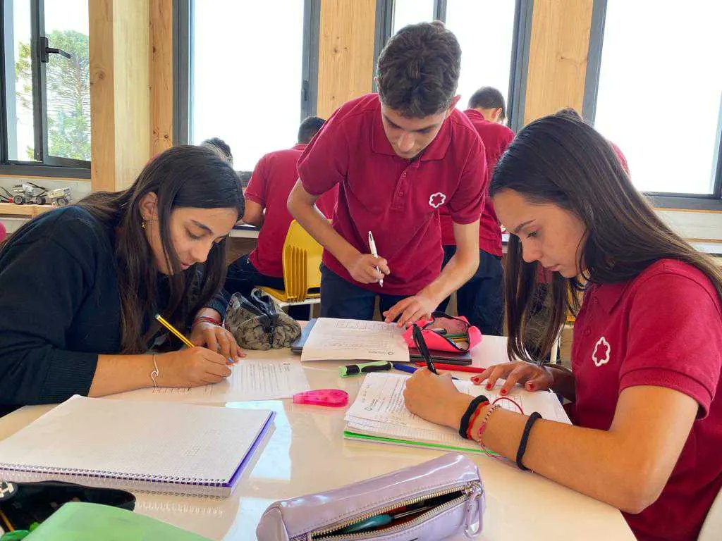 RealejosNazaret's tweet photo. Trabajo cooperativo, juntos aprendemos mejor. El enriquecimiento mutuo y las destrezas de gestión y liderazgo para construir pensamientos más profundos.
.
.
#ReDiseña #ReConsiderarElMomentum @coleinnovadores #ReCrea #AulaMaker #FabLab https://t.co/UZwdpBKfpo