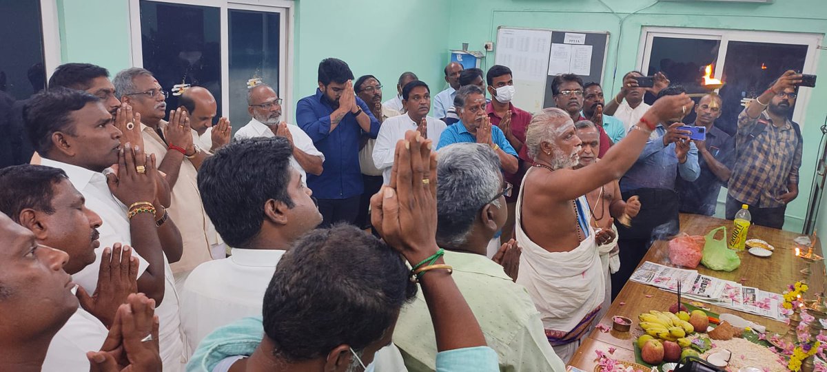 PPTJApuducherry's tweet photo. புதுச்சேரி சட்டப்பேரவை வளாகத்தில் உள்ள செய்தியாளர்கள் அறையில் நமது சங்கம் சார்பில் ஆயுத பூஜை கொண்டாடப்பட்டது.

சட்டப்பேரவை தலைவர் செல்வம், அமைச்சர்கள் @ANamassivayam, @vakillakshmi, @AKSaiJSaravanan, சட்டமன்ற உறுப்பினர்கள் நேரு, @MrGollapalli, பாஸ்கர் பங்கேற்பு.
#PPTJA https://t.co/ZxvshMDwd8