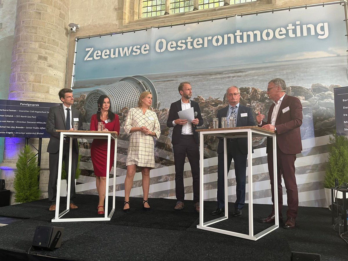 Nu tijd voor het panelgesprek. Aan het woord v.l.n.r.: Steven Engels van <a href="/OrstedNL/">Ørsted NL</a>, Ira von Harras namens <a href="/ZMfZeeland/">ZMf</a>, @BarbaraOomen als voorzitter CvB <a href="/HZeeland/">HZ - handle holder</a>, Michel Van den Brande namens <a href="/FluxysBelgiumNL/">Fluxys in België</a> en <a href="/DaanSchalck/">Daan Schalck</a> CEO bij <a href="/northseaport/">North Sea Port</a>.