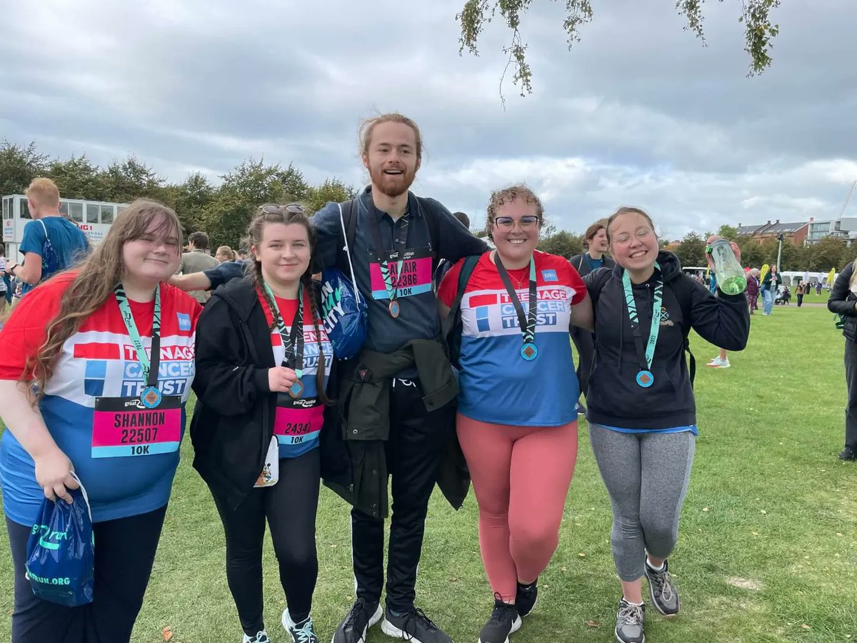 ErinTur45340010's tweet photo. Get you friends who run/walk a 10km race with you ❤️ Some very exhausted race finishers at yesterday's Great Scottish Run finish line in Glasgow.
#GreatScottishRun #teenagecancertrust #10kmfinishers #rubberlegs https://t.co/HvI8p2o0cs
