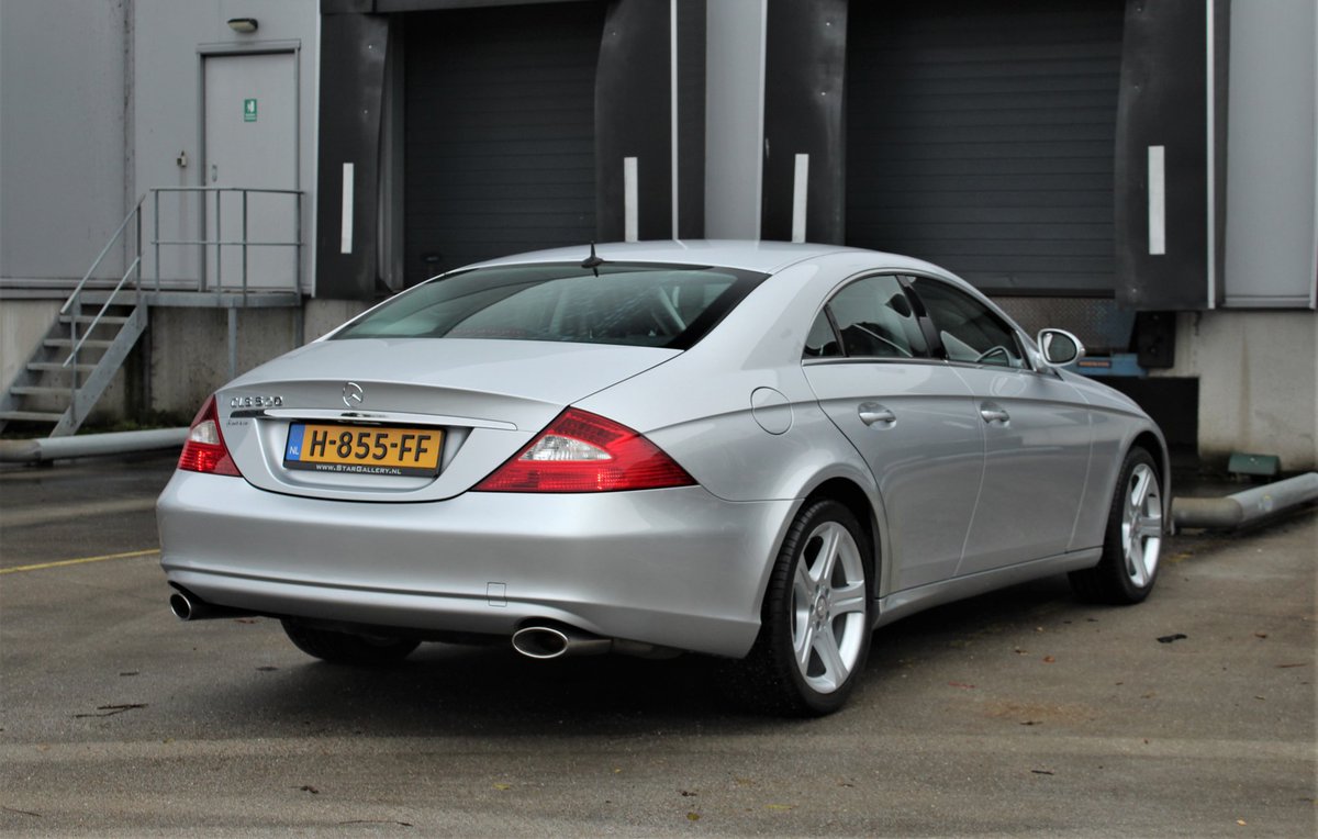 thestargallery's tweet photo. Daar gaat Bob met zijn schitterende fiscaal vriendelijke #Mercedes CLS500 met slechts 88000km! #afgeleverd #C219 #M113 #V8 #306pk #460Nm #7GTronic #airmatic #snel #comfortabel #topconditie #youngtimer #historie #liefhebbergevonden https://t.co/DOdN6oqYg0 https://t.co/FzUtcgxOhe
